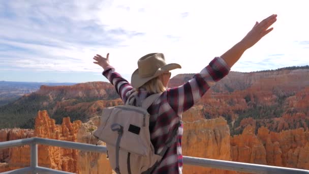 Mujer levantó las manos hacia arriba mientras estaba de pie en la cubierta de observación con vistas al cañón — Vídeos de Stock