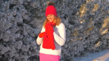 Güzel Bayan Beyaz bir sıcak kazaklı sokakta zevk, kırmızı bir fular bağlama