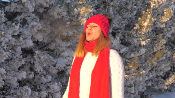 Kvinna i tröja på gata på vintern tittar på solnedgången och mun andas ut ånga — Stockvideo