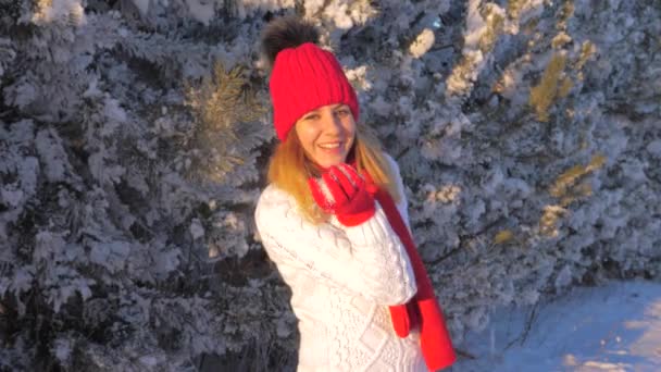 Donna gioiosa che si diverte a soffiare neve e godersi un magico inverno Wonderland 4K — Video Stock