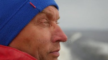 Closeup yüz adam hızlı bir şekilde deniz tekne yüzen kafasında parlak mavi şapka ile