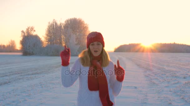 Alegre mujer bailando invierno al aire libre saltar en la nieve y manos arriba 4k — Vídeo de stock