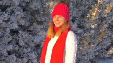 Bir kazak ve gün batımı ışık Caddesi üzerinde kırmızı bir şapka neşeli kadın portre