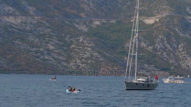 Kotor, Karadağ-Ağustos 22, 2017: Yelkenli yat ve tekne deniz Bay 4k