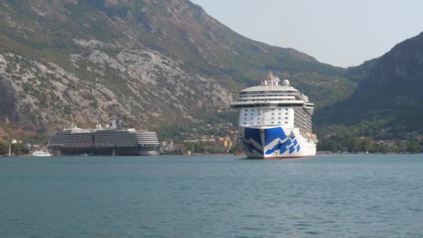 Kotor, Karadağ-Ağustos 22,2017: Cruise Liner yakınındaki Boka Kotorska körfezindeki yelken — Stok video