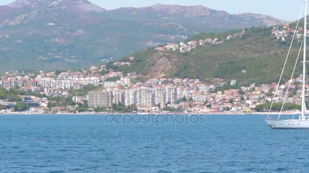 Kotor, Montenegro-agosto 22, 2017: yate de vela y barco en la bahía del mar 4K — Vídeos de Stock