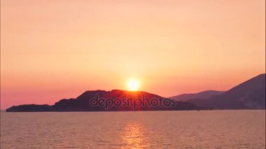 Renkli kırmızı günbatımı, deniz kıyı Hills Timelapse 4k için