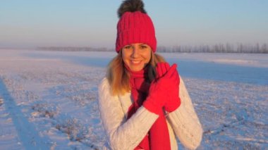 Soğuk kış günbatımı yavaş hareket 4k sıcak ışınları güzel kadın portre