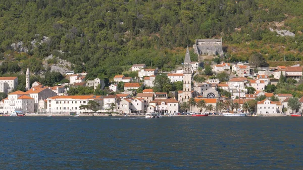 Boka Kotor Koyu'ndaki taş evleri ve kırmızı kiremit çatılar ile Old Town yakınındaki yelken