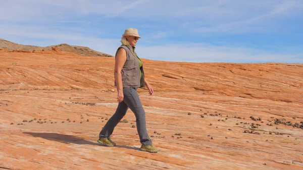 Turist çöl kadın üzerinde Park yürüyüş Hiking kırmızı Rock