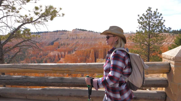 Kadın turist Hiking arka plan turuncu kırmızı kumtaşı Dağları Bryce Canyon
