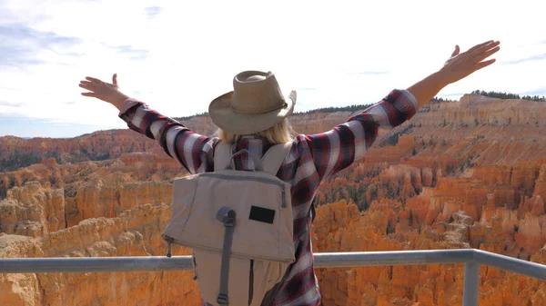 Kadın Kanyon bakan gözlem güvertesinde ayakta eller yukarı doğru kaldırdı