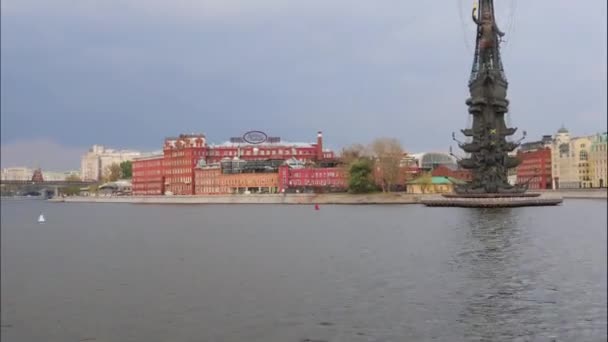 Upływ czasu, pływające w dół rzeki Moskwy, niedaleko Kremla i kamienny most — Wideo stockowe