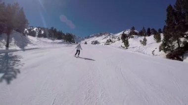 Aktif kadın oyma Dağı'nda Kayak karayolu üzerinde kayak ve adrenalin var