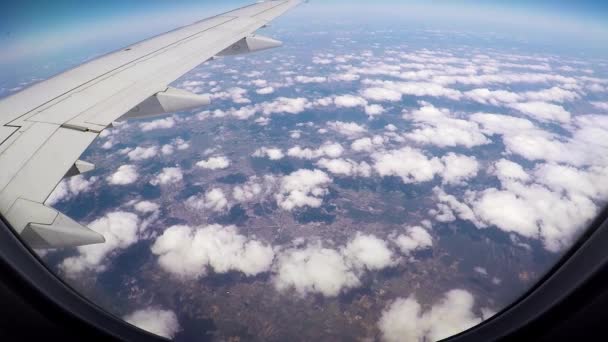 Blick aus dem Flugzeugfenster auf Flugzeugflügel, Sonnenstrahlen und Wolken — Stockvideo