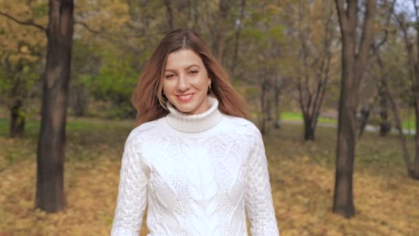 Movement Of Joyful Smiling Beauty Young Woman Enjoys Walks In The Autumn Park — Stock Video