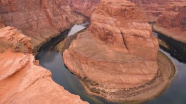 Pan çekim Canyon at nalı Colorado Nehri Arizona yavaş hareket 4k