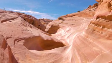 Red Canyon 4k düz ve dalgalı kayalar ile kuru Gorge harekette Shot fotoğraf makinesi