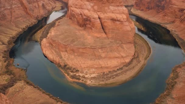 Pan Shot Bottom Up Canyon fer à cheval Colorado River Arizona Mouvement lent 4k — Video
