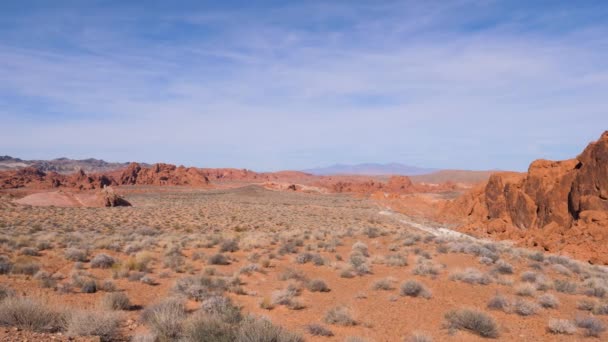 Panorámica del desierto con arena y acantilados en Red Rock Canyon National Conservation — Vídeos de Stock