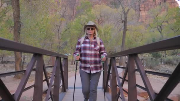 Randonnée Active Femme Passe Par Un Pont De Rivière Dans Zion Park USA, Slow Motion 4K — Video