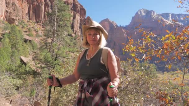 Retrato de mujer disfrutando del turismo al aire libre en la maravillosa naturaleza del parque Zion — Vídeos de Stock