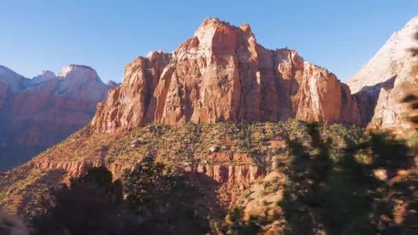 Movimento, Vista dall'auto su un passo di alta montagna Parco Nazionale di Zion 4k . — Video Stock