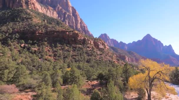 Mouvement, Vue De La Voiture Sur Une Haute Montagne Rouge Parc National De Zion 4k . — Video