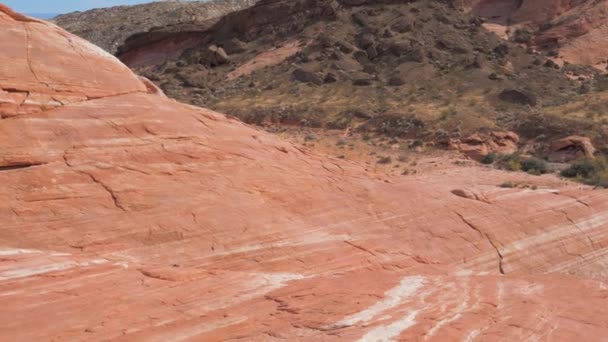 Pan van woestijn rotsen en kliffen In Red Rock Canyon National Reserve Slow Motion — Stockvideo