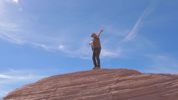 Senderismo Mujer feliz de alcanzar los brazos levantados al cielo y girando alrededor — Vídeo de stock