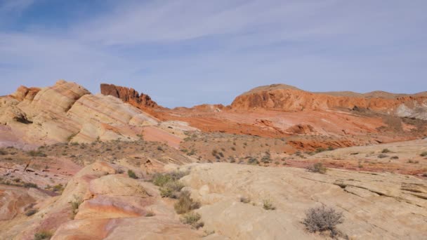 Панорамування пустелі з піску і скелі в червоний Каньйон національного збереження — стокове відео