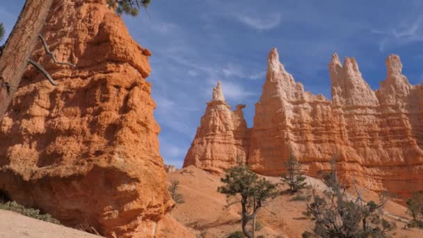 Schwenken atemberaubende Schlucht mit orange roten sandigen Bergen schöne bryce Canyon — Stockvideo