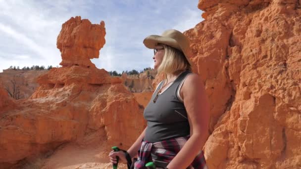 Pěší turistika zralá žena vychutnat fantastický výhled na Bryce Canyon Utah Usa — Stock video