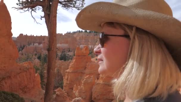 Πεζοπορία τουριστικά γυναίκα στο σημείο παρατήρησης, απολαμβάνοντας καταπληκτική θέα Bryce Canyon. — Αρχείο Βίντεο