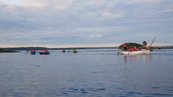 Karelia, Rusia-22 de agosto de 2017: La gente flota en un bote de remos — Vídeos de Stock