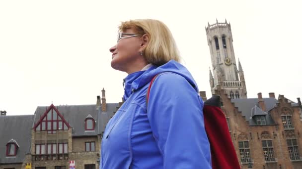 Bruges, Bélgica-03 de maio de 2017: Câmera de movimento ao redor da mulher na praça central — Vídeo de Stock