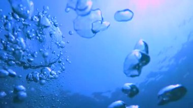 Yüzey su ve kabarcıklar ile parlayan sualtı deniz sahne ışık ışınları