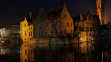 Bruges, Belçika-Mayıs 03, 2017: Old Stone Town ve yüksek kule gece görünümü