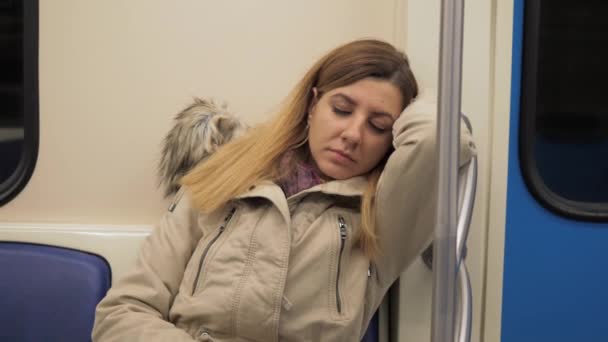 Closeup ενός ύπνου καυκάσιος γυναίκα σε ένα ζεστό μπουφάν σε τρένο μετρό — Αρχείο Βίντεο