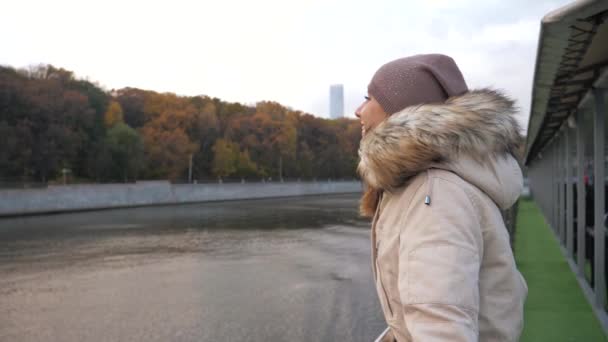 Mujer camina para flotar a bordo del barco y disfruta de la vista del parque multicolor en otoño — Vídeos de Stock