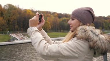 Nehir ve alır fotoğraf Shore renkli sonbahar Park tekne yüzen kadın