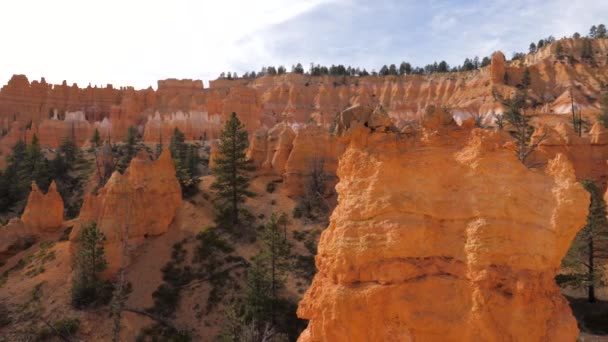 Panorama del cañón de Bryce con montañas rojas anaranjadas y acantilados — Vídeos de Stock