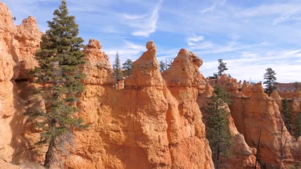 Bewegung in der Schlucht von Bryce mit orangeroten Bergen und Klippen — Stockvideo