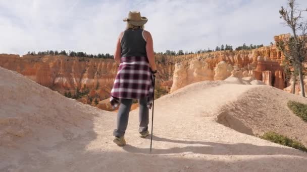 在布莱斯峡谷公园的风景小径上徒步旅行的女子 — 图库视频影像