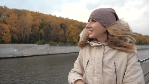 Lycklig kvinna tycker flyter på turbåt på floden i staden på färgglada hösten — Stockvideo