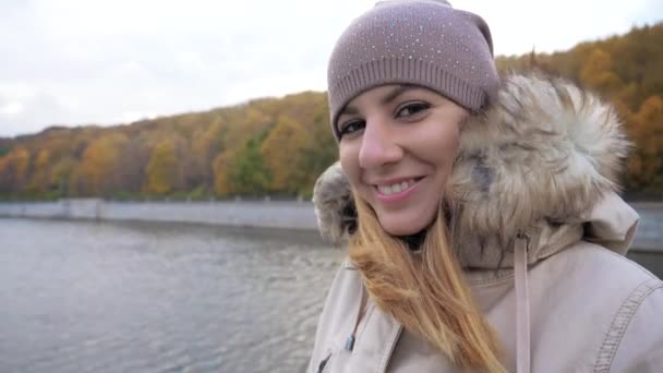 Stående kvinna tycker flyter på turbåt på floden i staden på färgglada hösten — Stockvideo