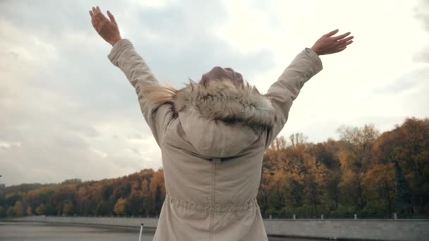 Frau, die auf Boot den Fluss des Vergnügens hinunterschwimmt, hob die Arme nach oben und zur Seite — Stockvideo
