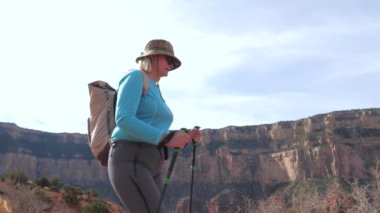 Polonyalılar ve Grand Canyon'da bir sırt çantası yürüyüş Trekking ile şişman Olgun kadın