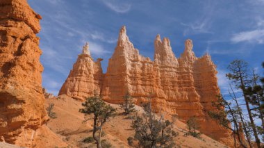 Turuncu kırmızı Sandy Dağları güzel Bryce Canyon ile çarpıcı Gorge
