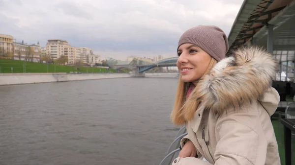 Bir nehir setin ayakta ve şehrin güzel manzaralarını zevk kadın